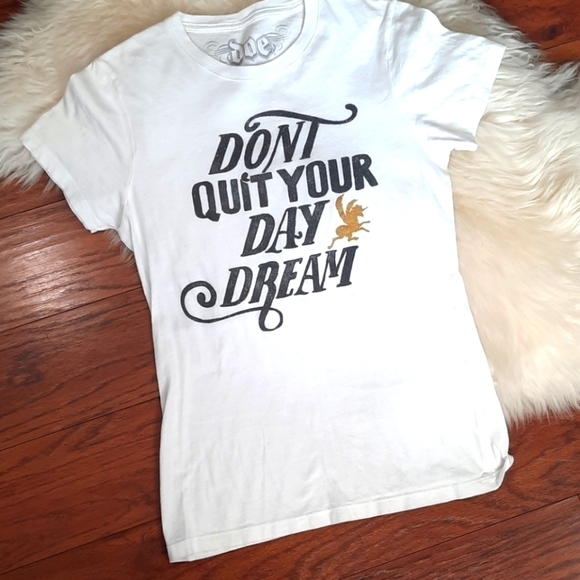 Doe Tops - Doe Graphic Fitted Tshirt